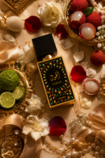 Flat lay du parfum Ajwad Lattafa avec fleurs et ambiance luxe orientale