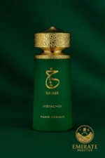 Flacon du parfum Khair Pistachio sur fond vert avec logo Emirate Prestige