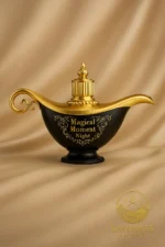 Flacon noir et or du parfum Magical Moment Night – Le Chameau, posé sur fond élégant